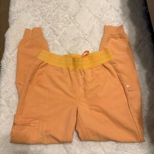 CORY Peach/Orange Scrub Joggers Size M 🍑